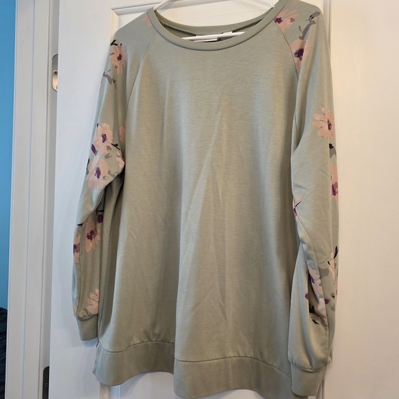 ravel Tops - Kim Gravel Spring Green Knit Top with Flowered Sleeves
